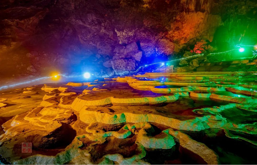黄仙洞位于钟祥市客店镇,其拥有极为罕见的地下暗河,沉积景观和岩溶