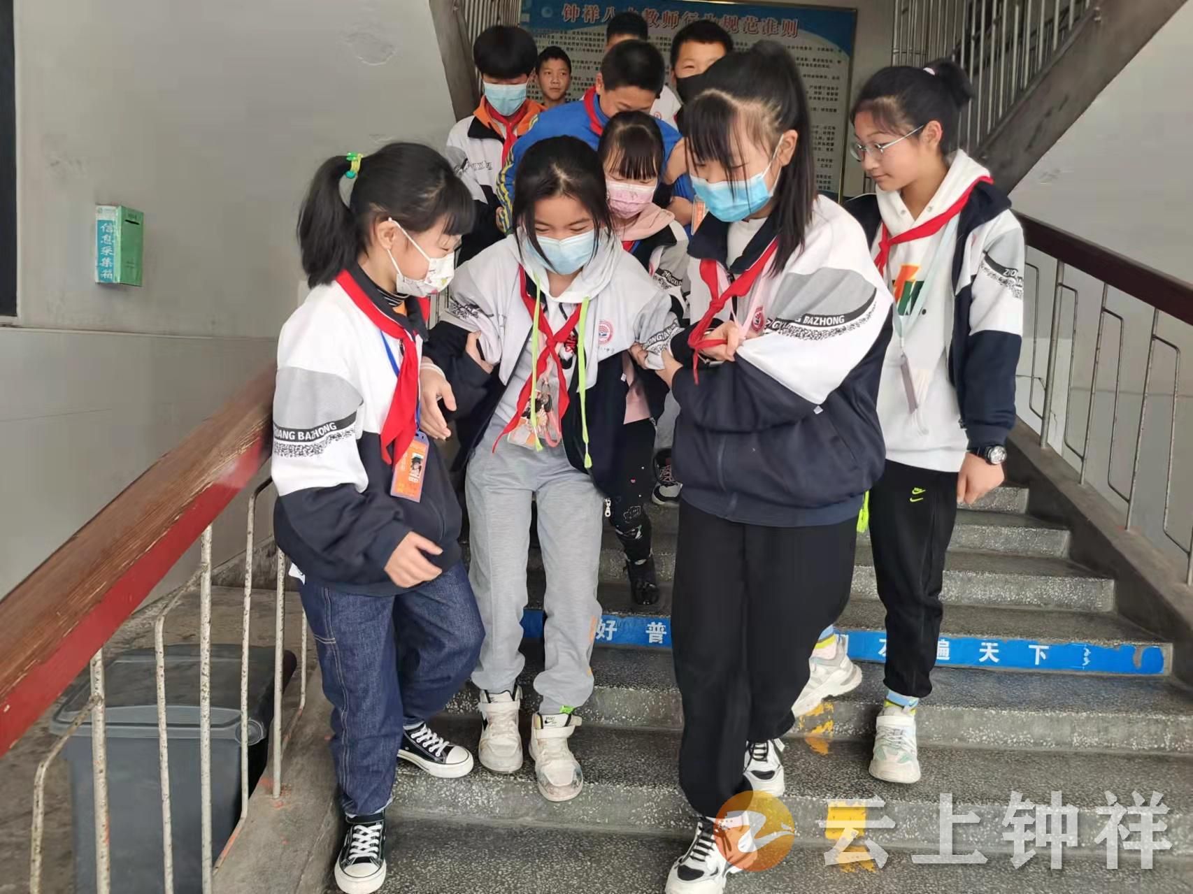 生命安全握在手踩踏事故离我走钟祥八中开展防踩踏安全演练活动