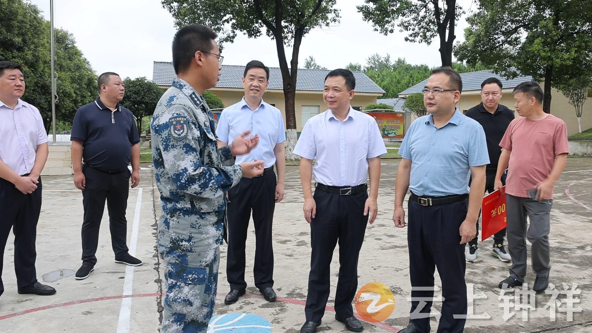 梁早阳在钟祥看望慰问空军驻文集某部官兵