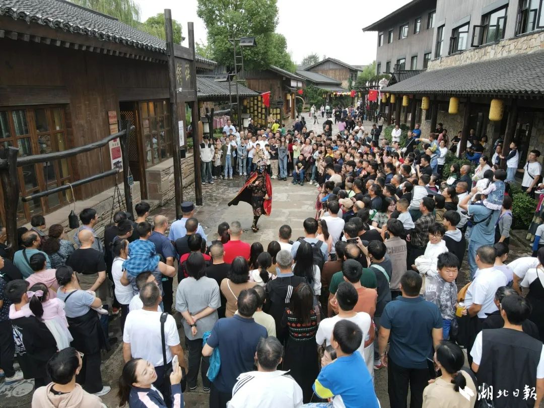 莫愁村的古色古香的街道上，一场精彩的民俗表演正在上演。.jpg