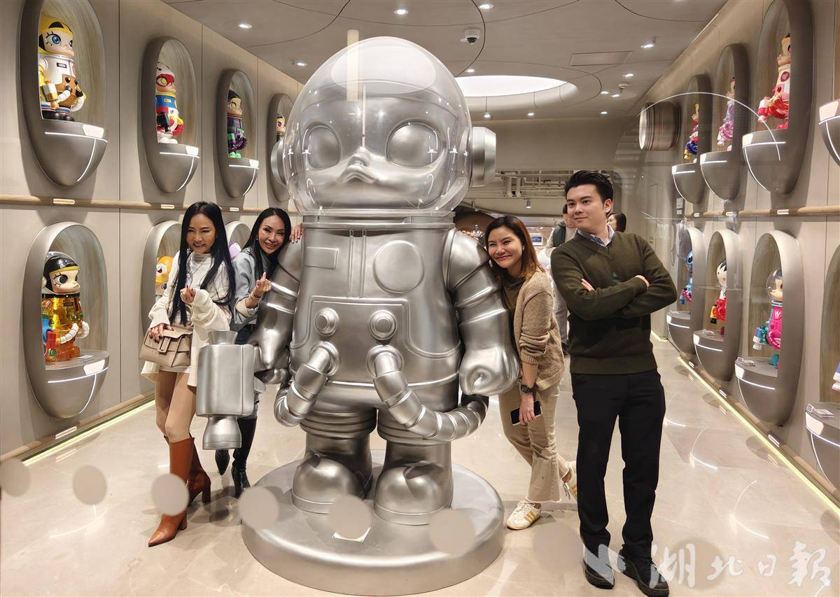 泰国游客爱逛汉街的泡泡玛特。