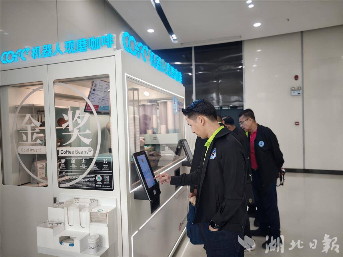 泰国游客体验机器人咖啡师服务。