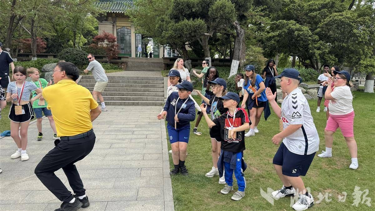 英国小学生东湖边学五禽戏