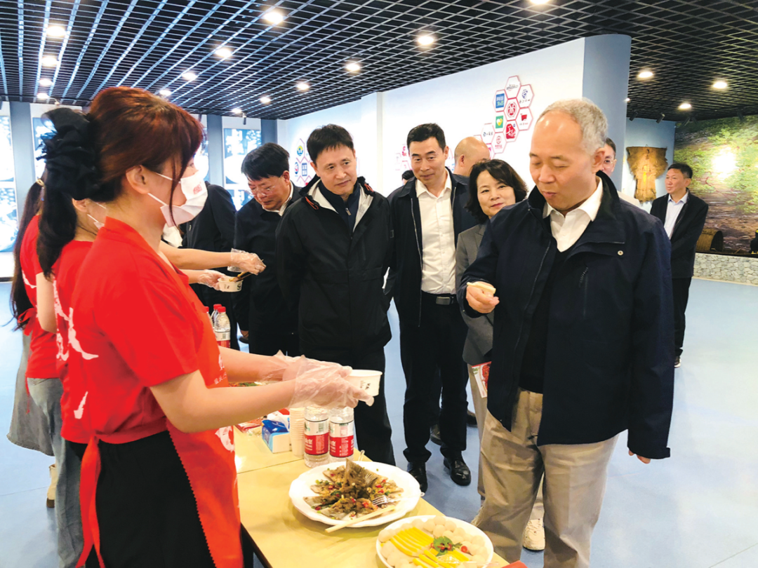 农业农村部原副部长马有祥调研丹江口市博奥水产品有限责任公司生产经营情况。.png