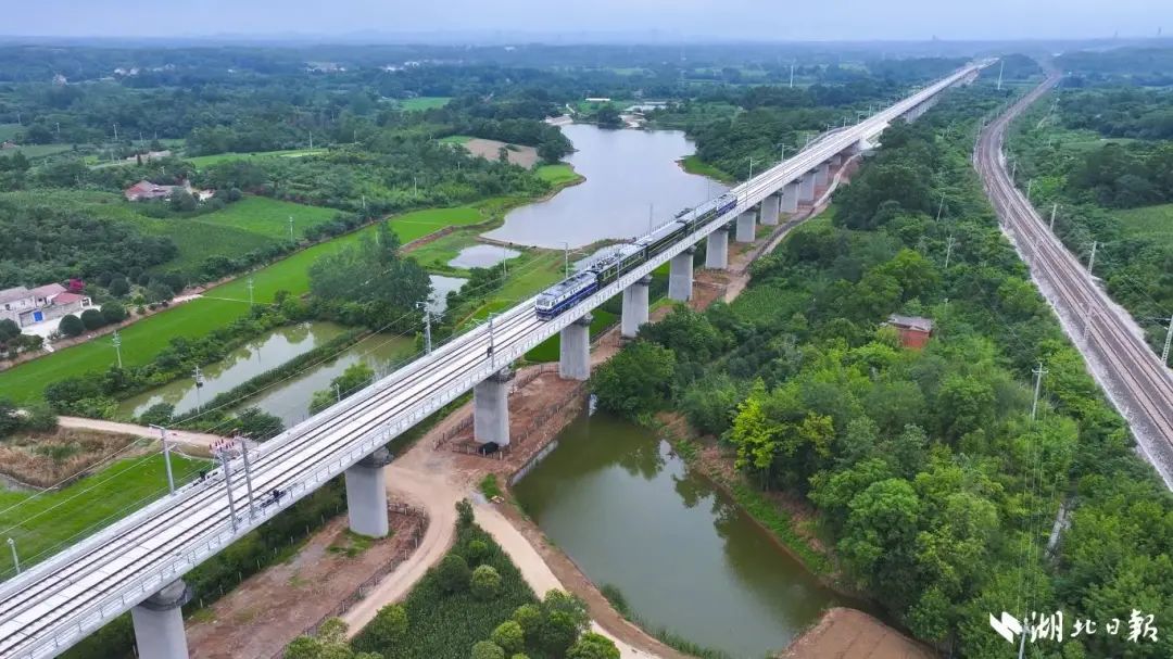6月18日,检测列车55163次在襄荆高铁行驶。(湖北日报客户端通讯员 陈龙 摄).jpg