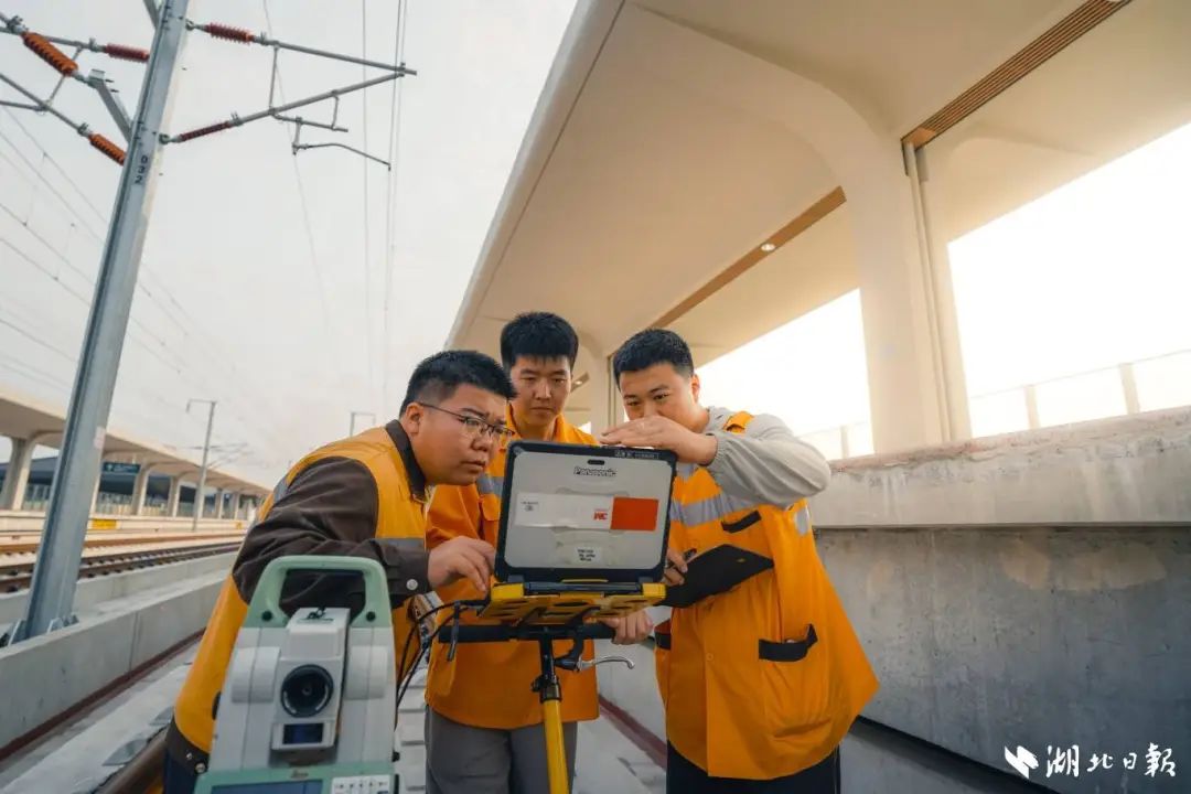 襄阳工务段职工检测襄荆高铁轨道设备。(湖北日报客户端通讯员 李垚骏 摄).jpg
