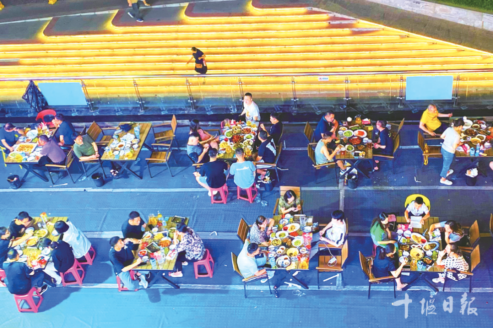阳光栖谷天街夜市红火。.png