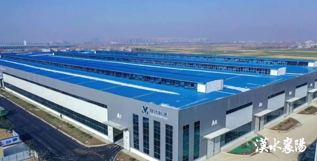 ▲市经信局干部走访调研,帮助现代杭萧公司与程力新富襄阳汽车公司对接,帮助双方签下800吨H型钢柱的供应合同