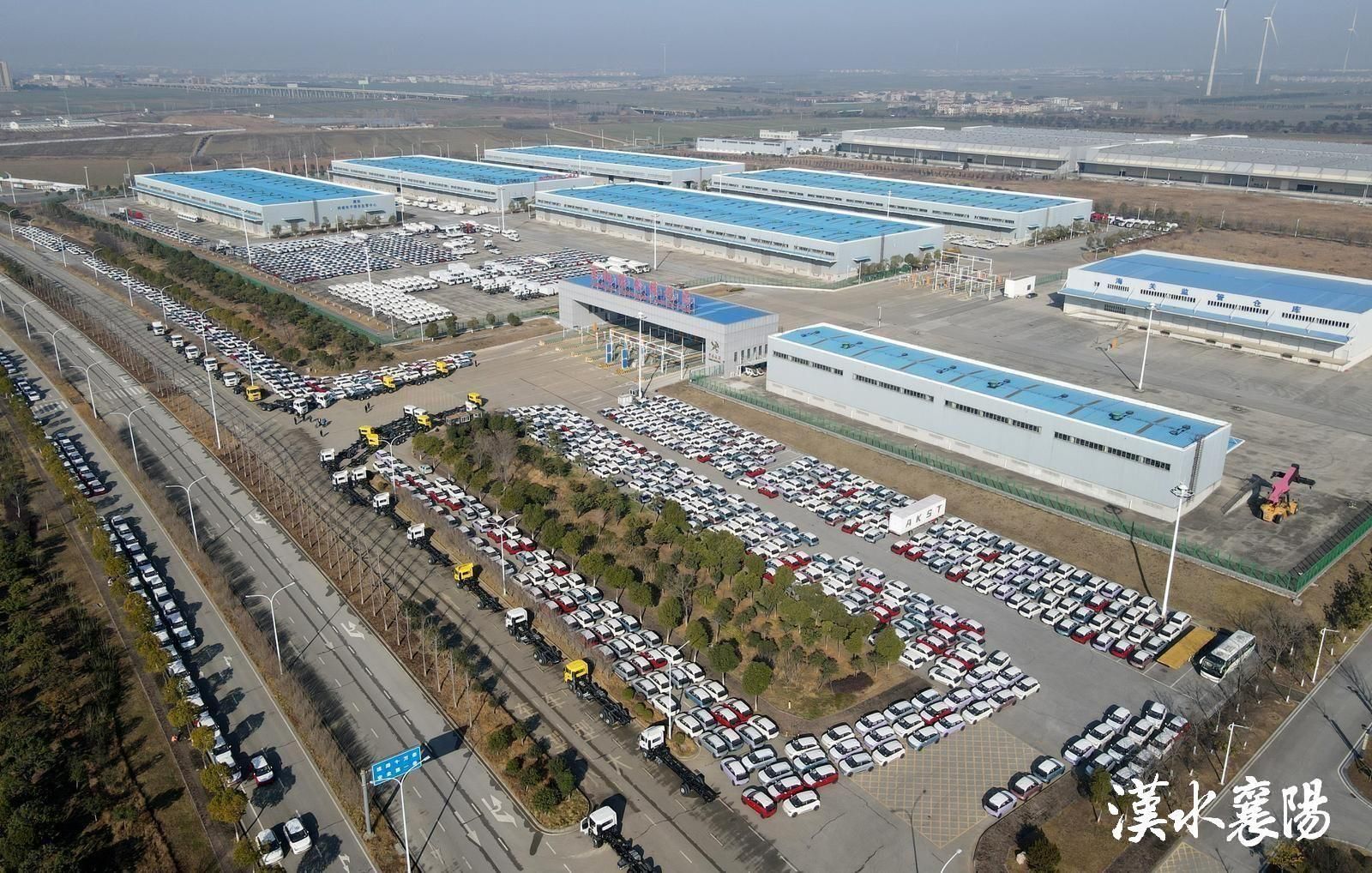 ▲在襄阳综合保税区,一批批汽车正等待“出海”