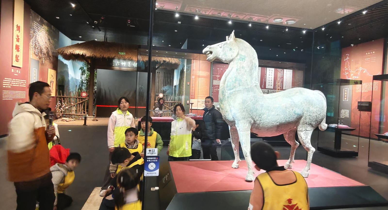 游客参观襄阳市博物馆华夏第一青铜马。