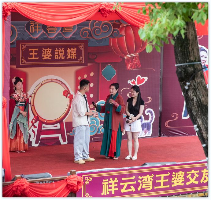 王婆正在说媒。特约记者周亚雄 摄