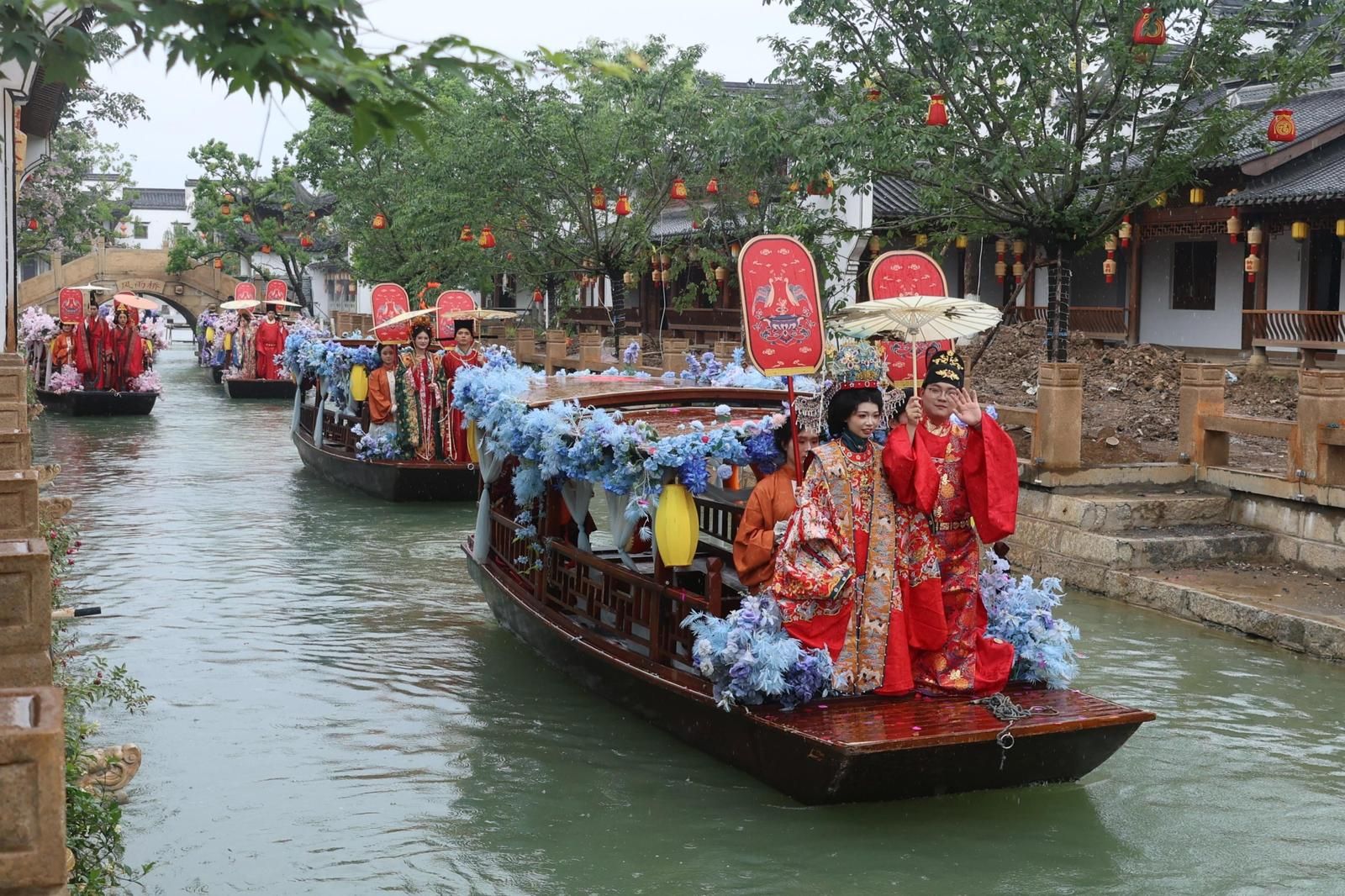 身着华美汉式婚服的新人乘坐花船在祥云湾水街巡游。 特约记者陈保忠 摄