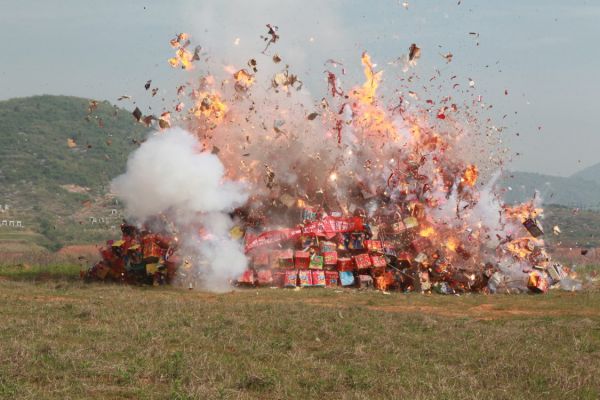 安监公安等集中销毁一批三无烟花鞭炮