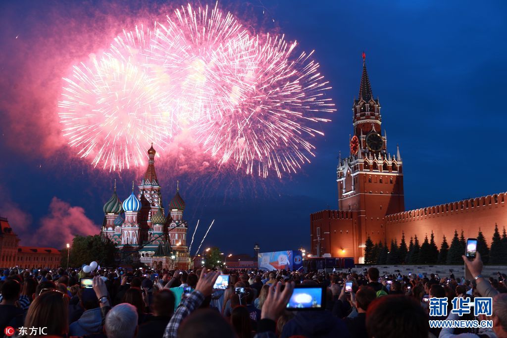 莫斯科绚烂烟花绽放夜空庆祝俄罗斯日