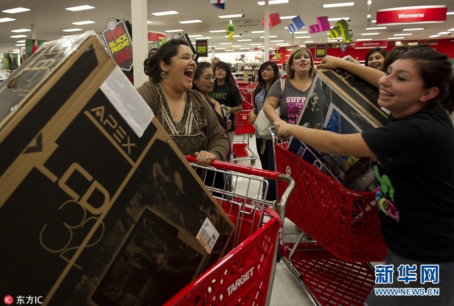 围观国外打折季歪果仁剁起手来也是real拼