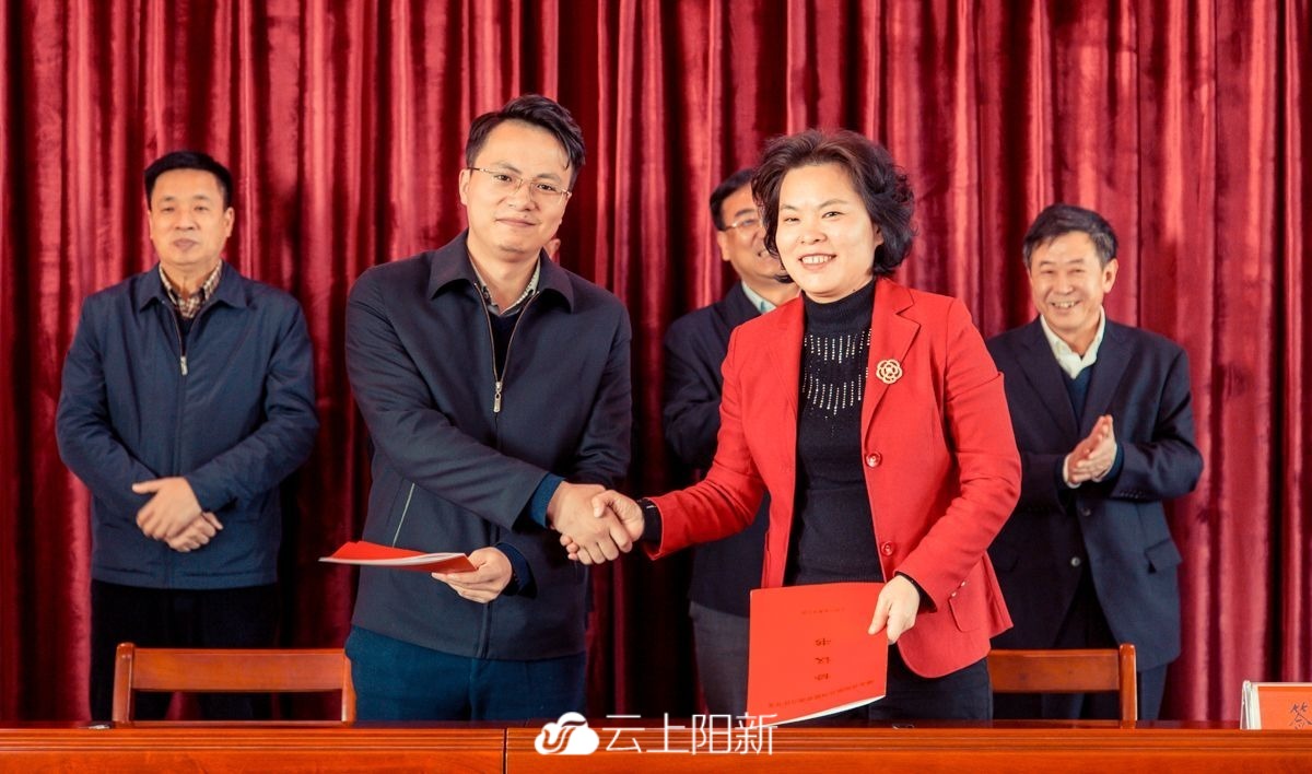 定了我县十二个重点项目今天在县委党校签约