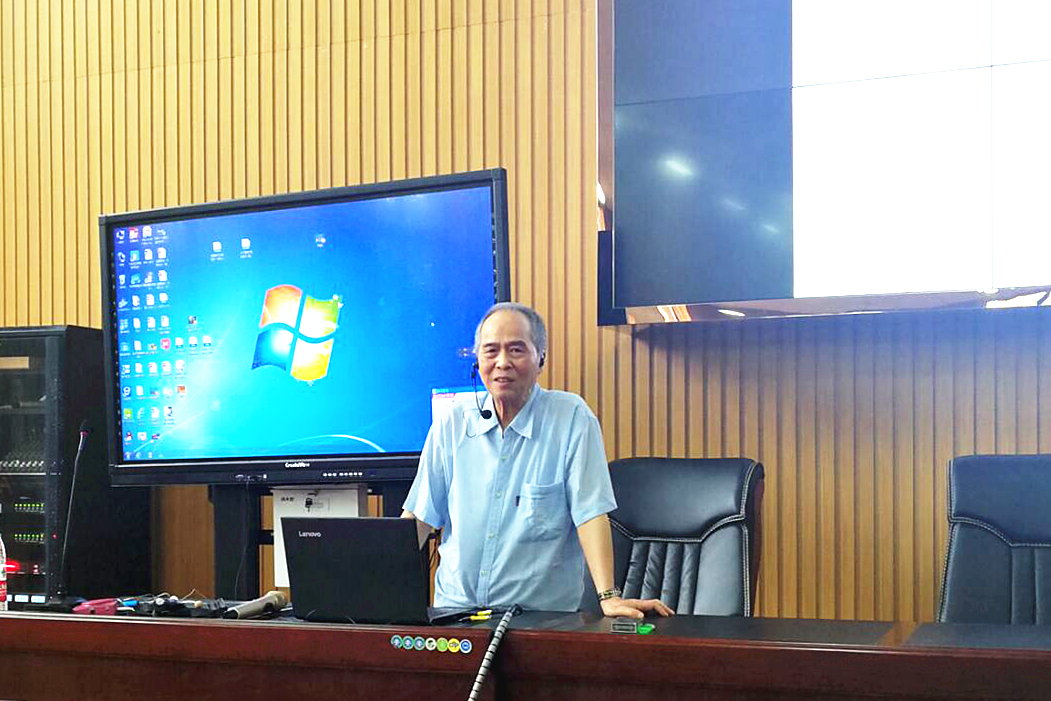 发挥余热惠及学子阳新一中特级教师杨立忠回校开讲座