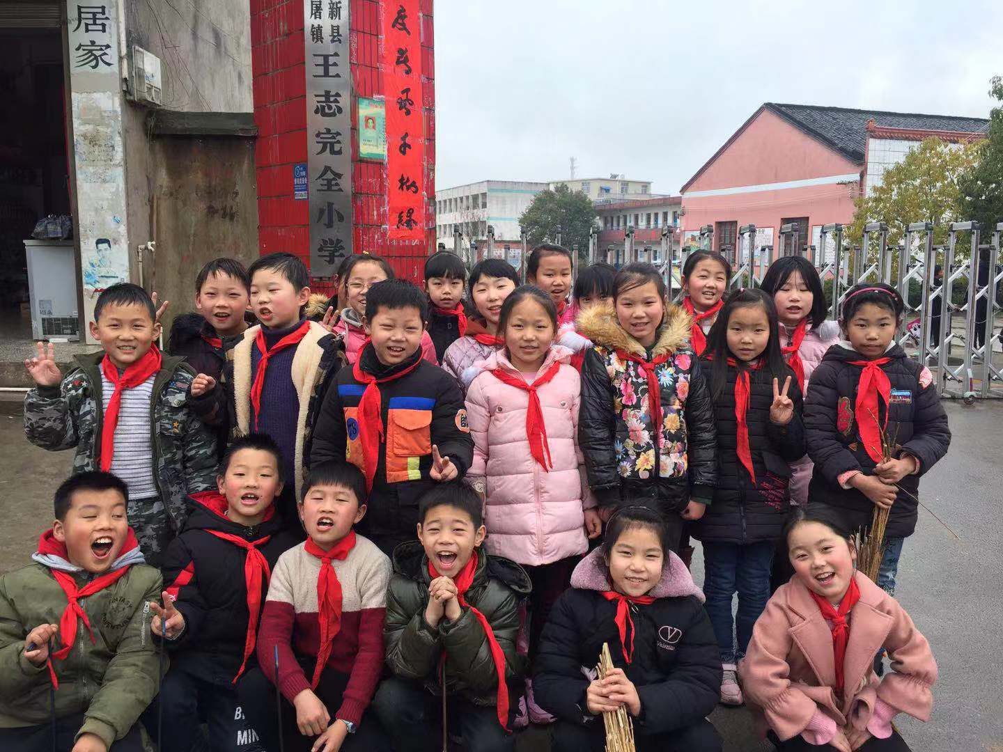 浮屠镇王志小学开展学雷锋日少先队卫生大扫除活动