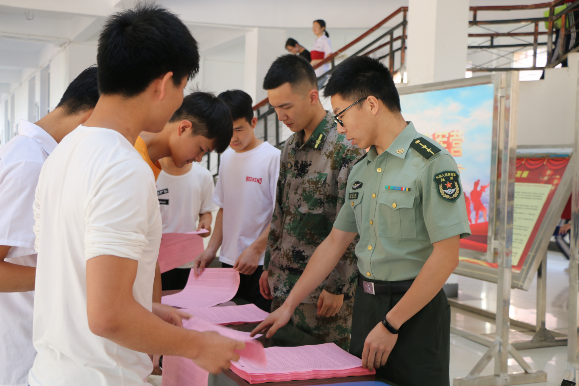 携笔从戎参军报国阳新县人武部开展征兵宣传进校园活动