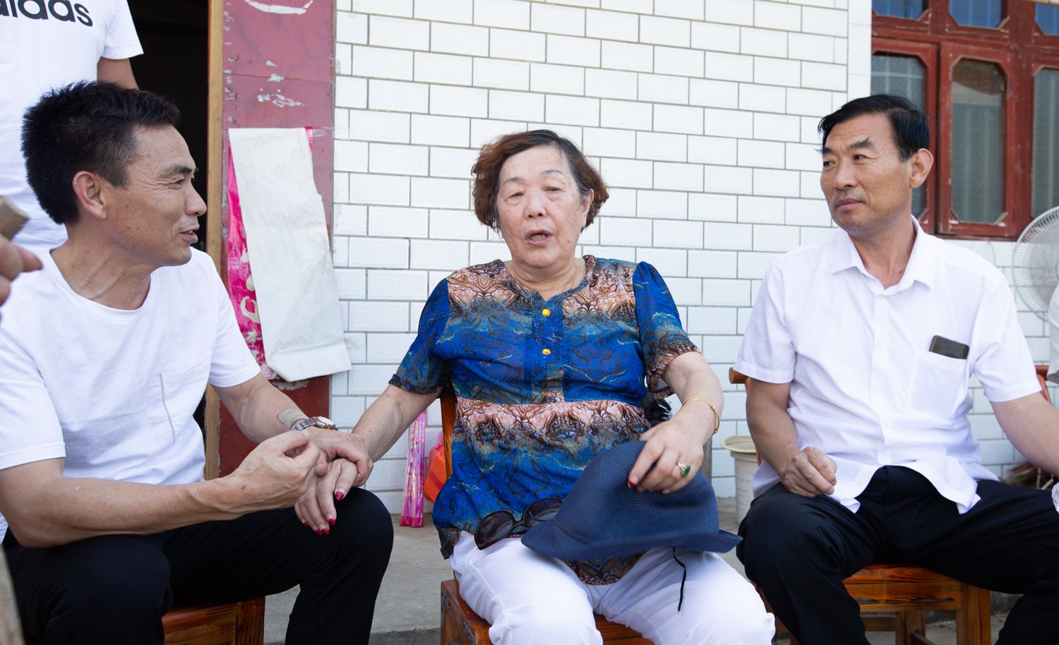 (黄骅烈士女儿黄鲁彬与家乡族人相见)7月30日,著名抗战英烈黄骅的孙子