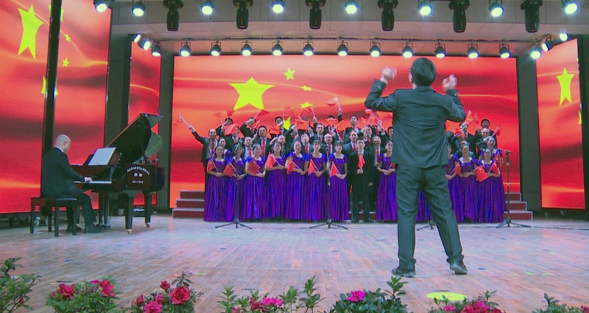 阳新高中举办迎元旦唱红歌颂祖国促发展歌咏晚会