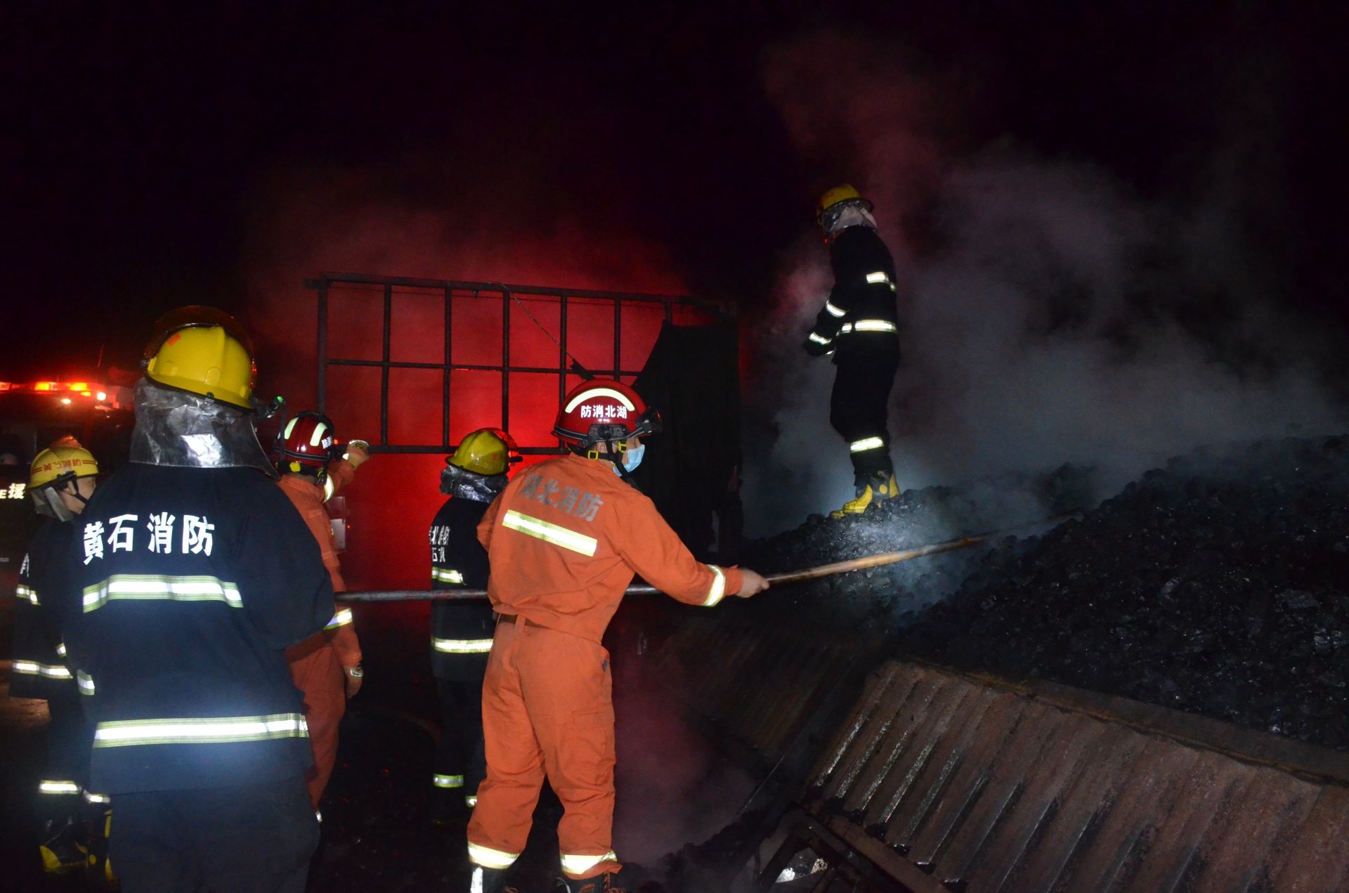 消防员到达现场后发现,现场滚滚浓烟直冲云霄,火势处于猛烈燃烧阶段