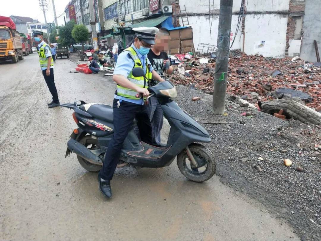 今天阳新交警在全县查处摩托车电动车违法行为158起