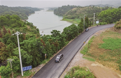 g351国道阳新国和至咸宁段进入路面刷黑阶段