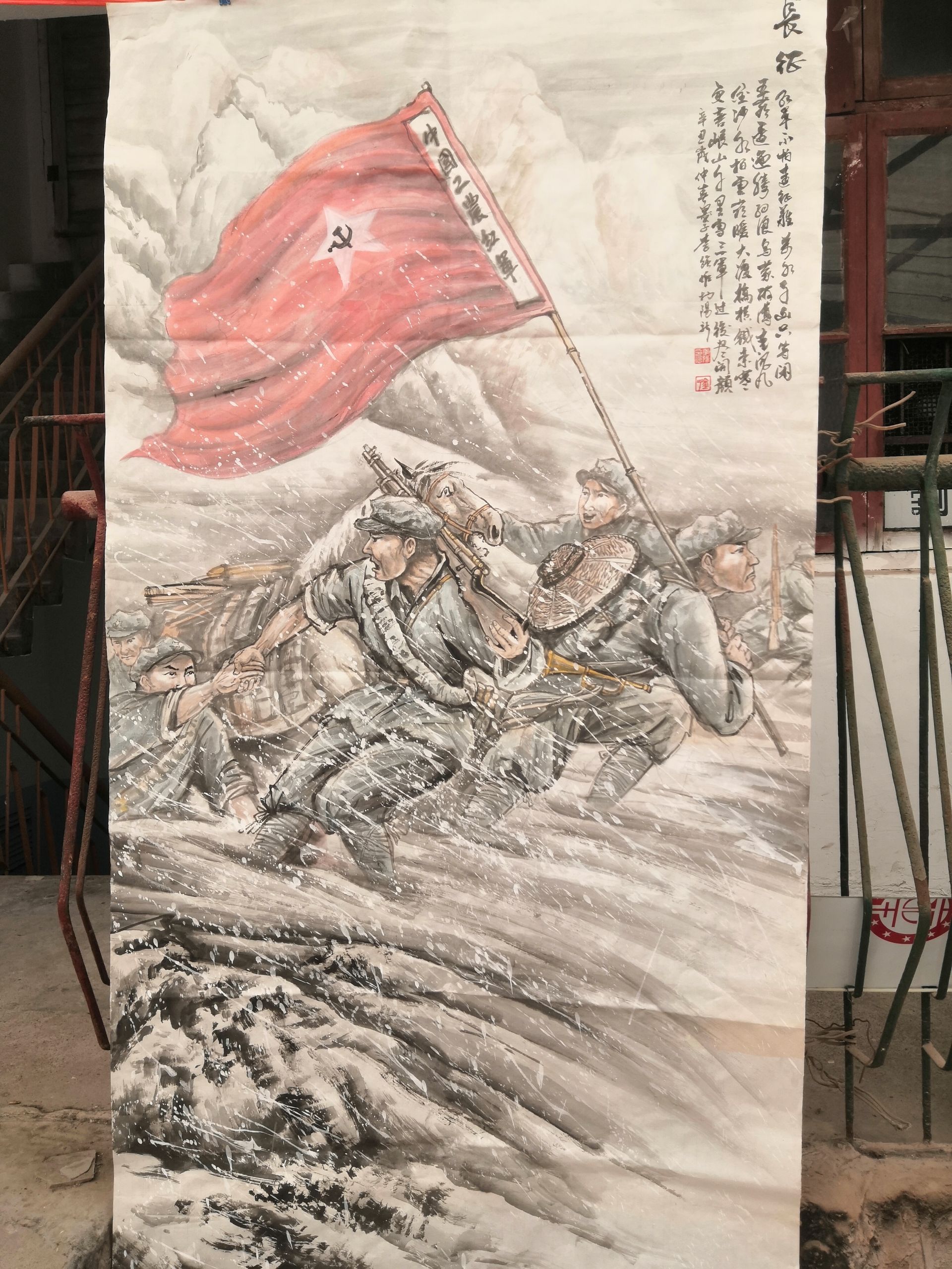 书法协会的老师用毛笔抒发着爱党爱国之情,传承和发扬中华优秀传统