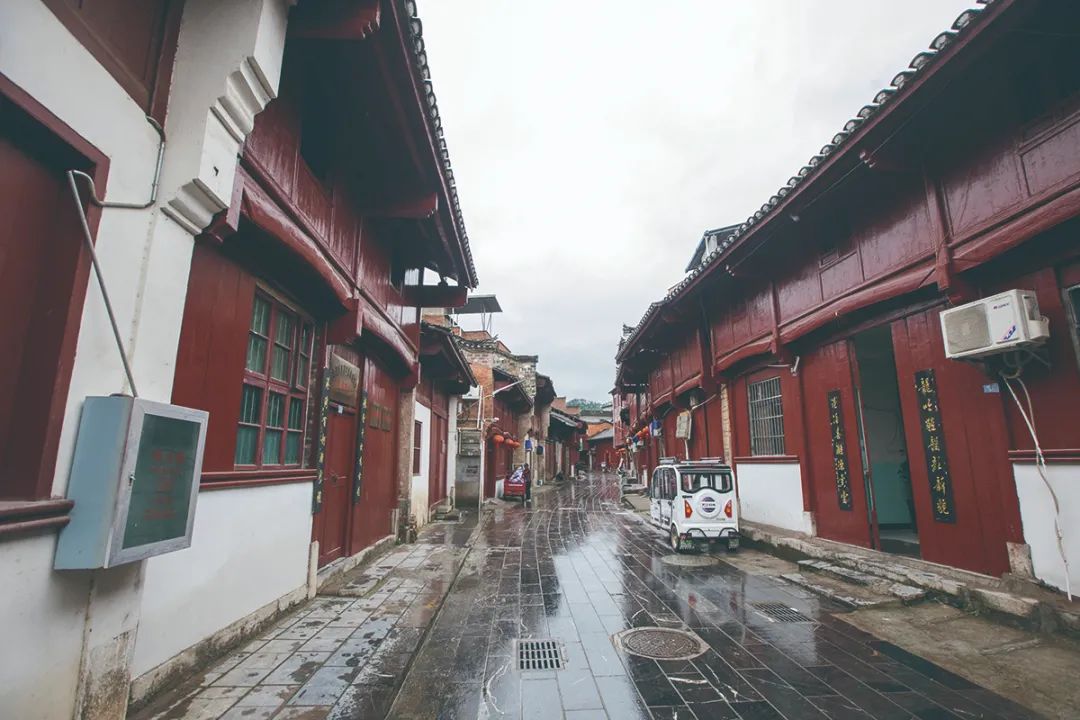 红军街龙港镇山川秀丽,风景如画,四周群山环绕,峰峦叠翠,具有光荣的