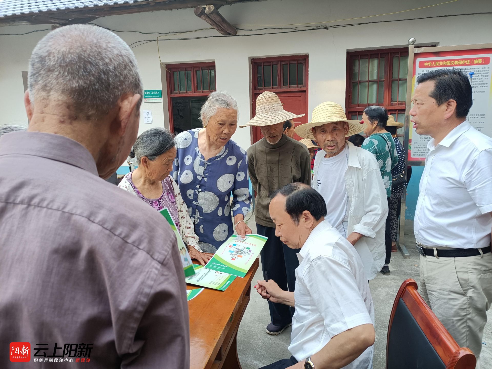 從8日開始,白沙鎮衛生院的醫護人員就早早來到白沙鋪村衛生室,耐心