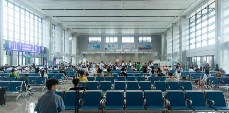 杨波表示,武九客专阳新站南站房是武九线唯一具有普速动车高铁和城际