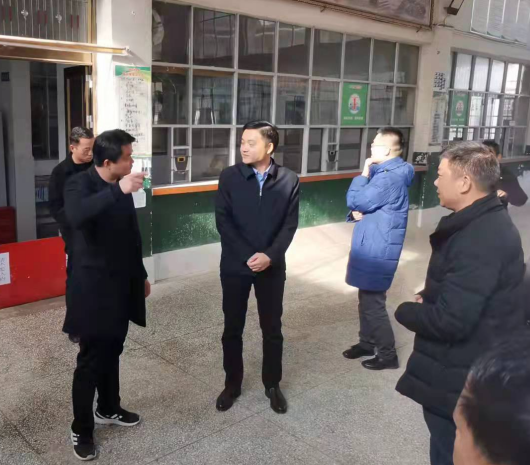 在三溪中学,韩顺东先后到校园和食堂开展检查,韩顺东提出要加强校园