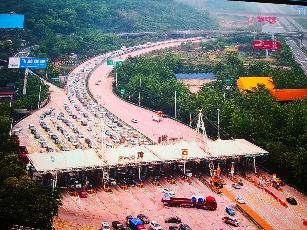 高速阳新西(三溪)收费站因假期车流大记者从黄石市交巡警支队获悉5月1