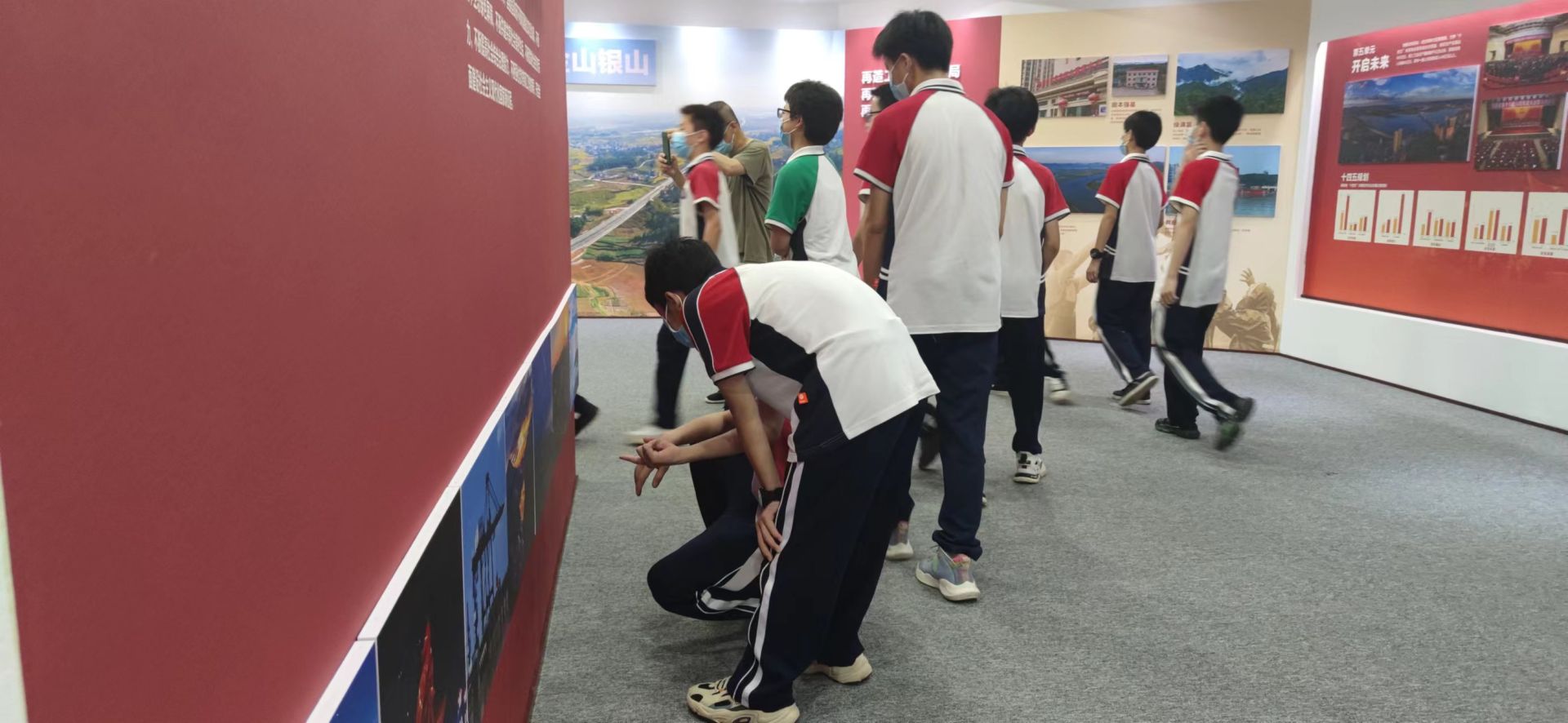 三中学生参观阳新百年党史图片展