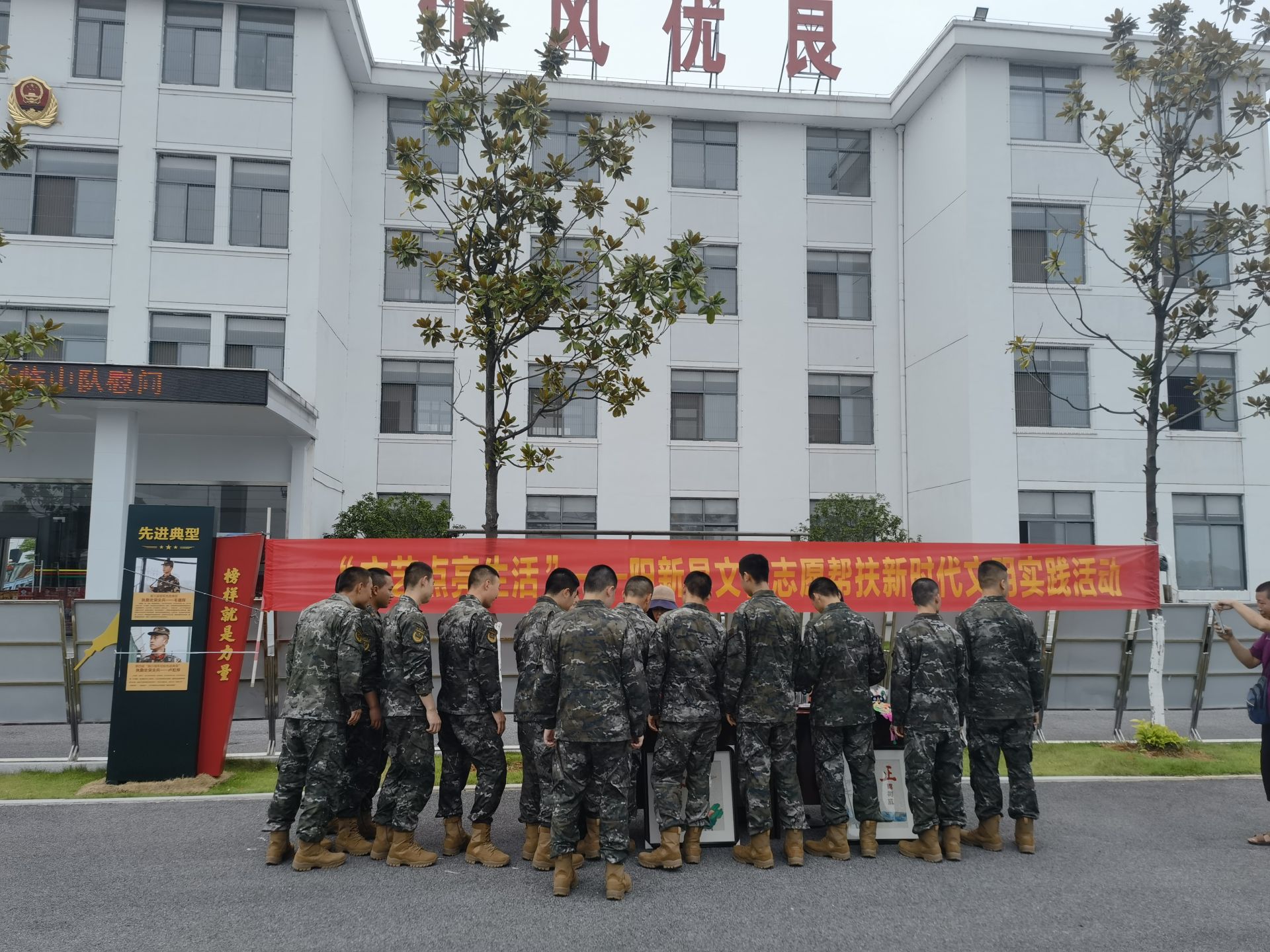 县图书馆的流动图书车吸引了不少武警官兵前来翻阅.