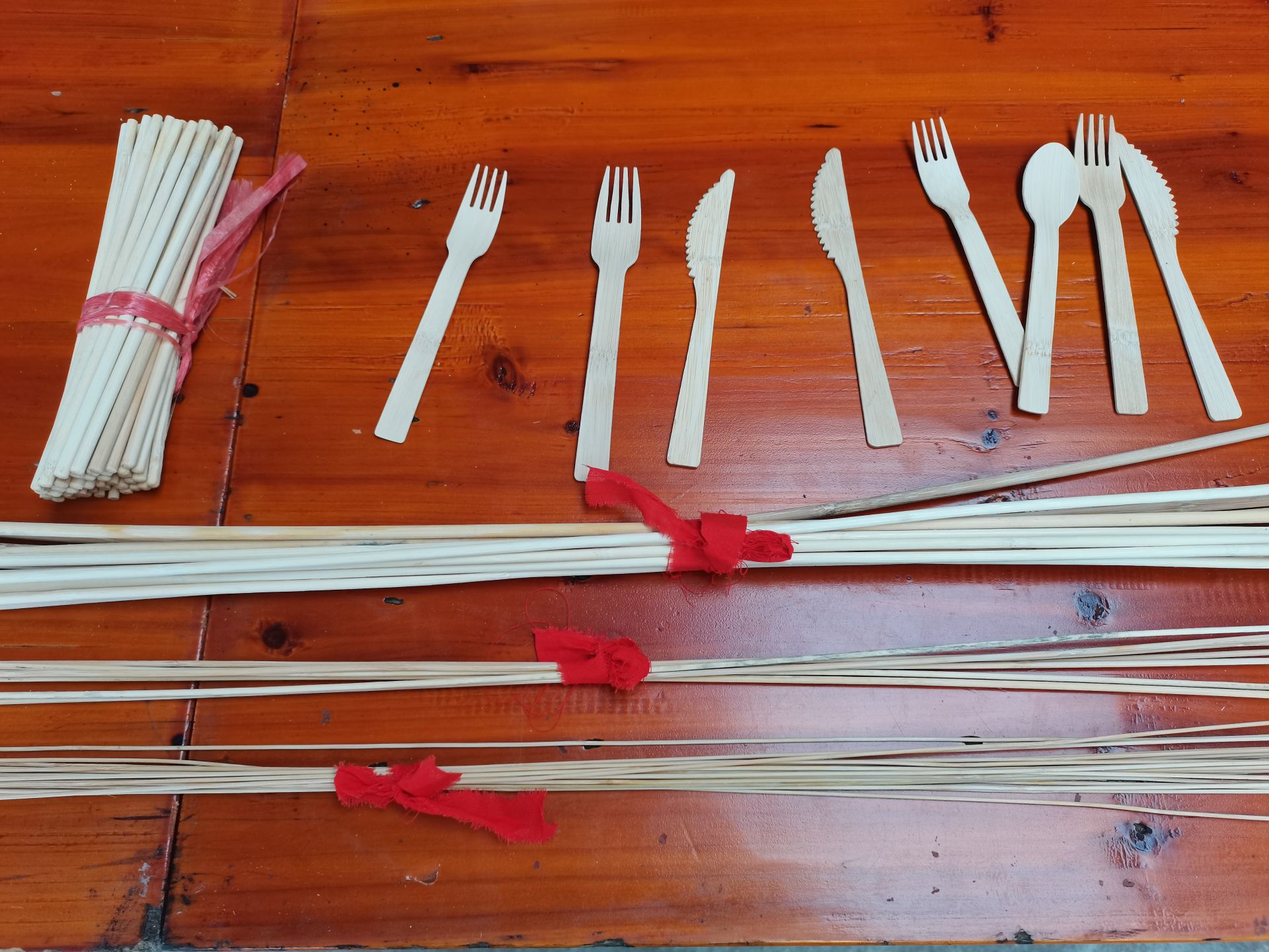 由废旧学校改造,占地10余亩,主要加工制造竹签,竹筷,刀叉,勺子,竹炭