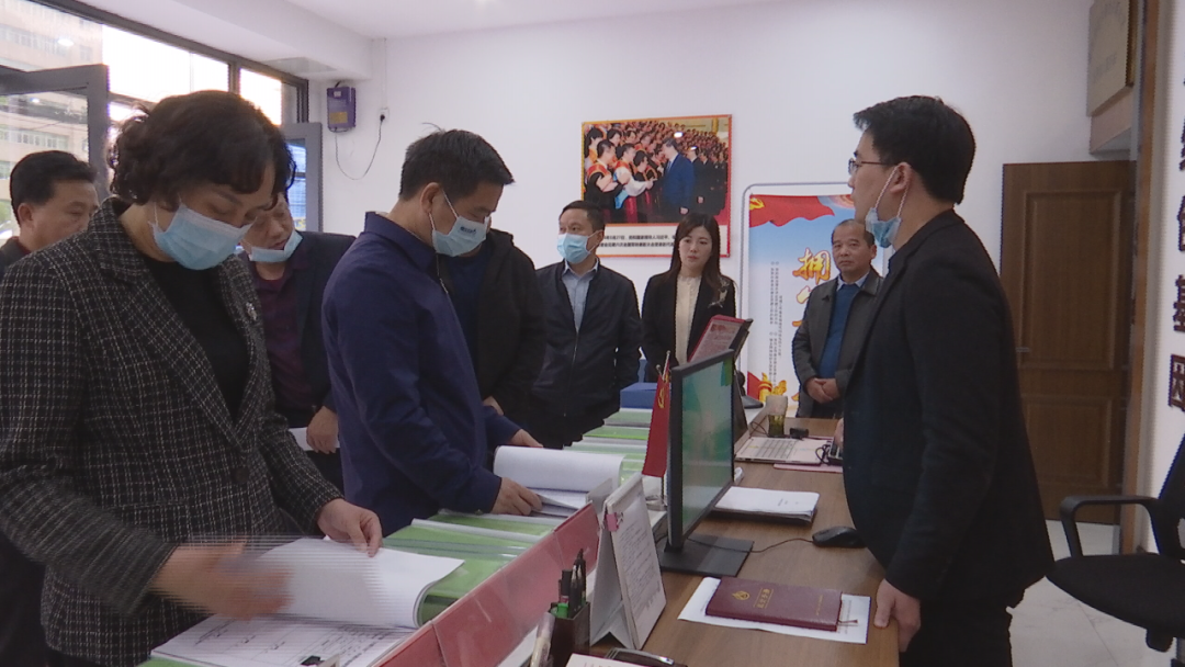 盛保晨一行参观了麻城烈士陵园,并前往阎家河镇退役军人服务站,南湖