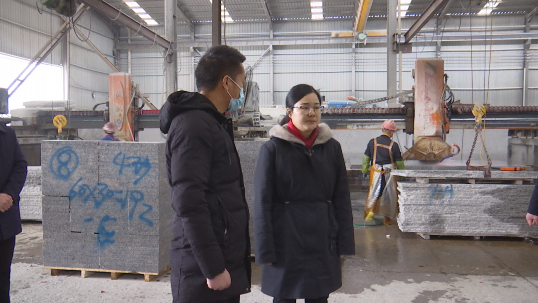 2月7日,副市长张星到包保服务重点企业湖北麻城鑫蓝翔石业有限公司