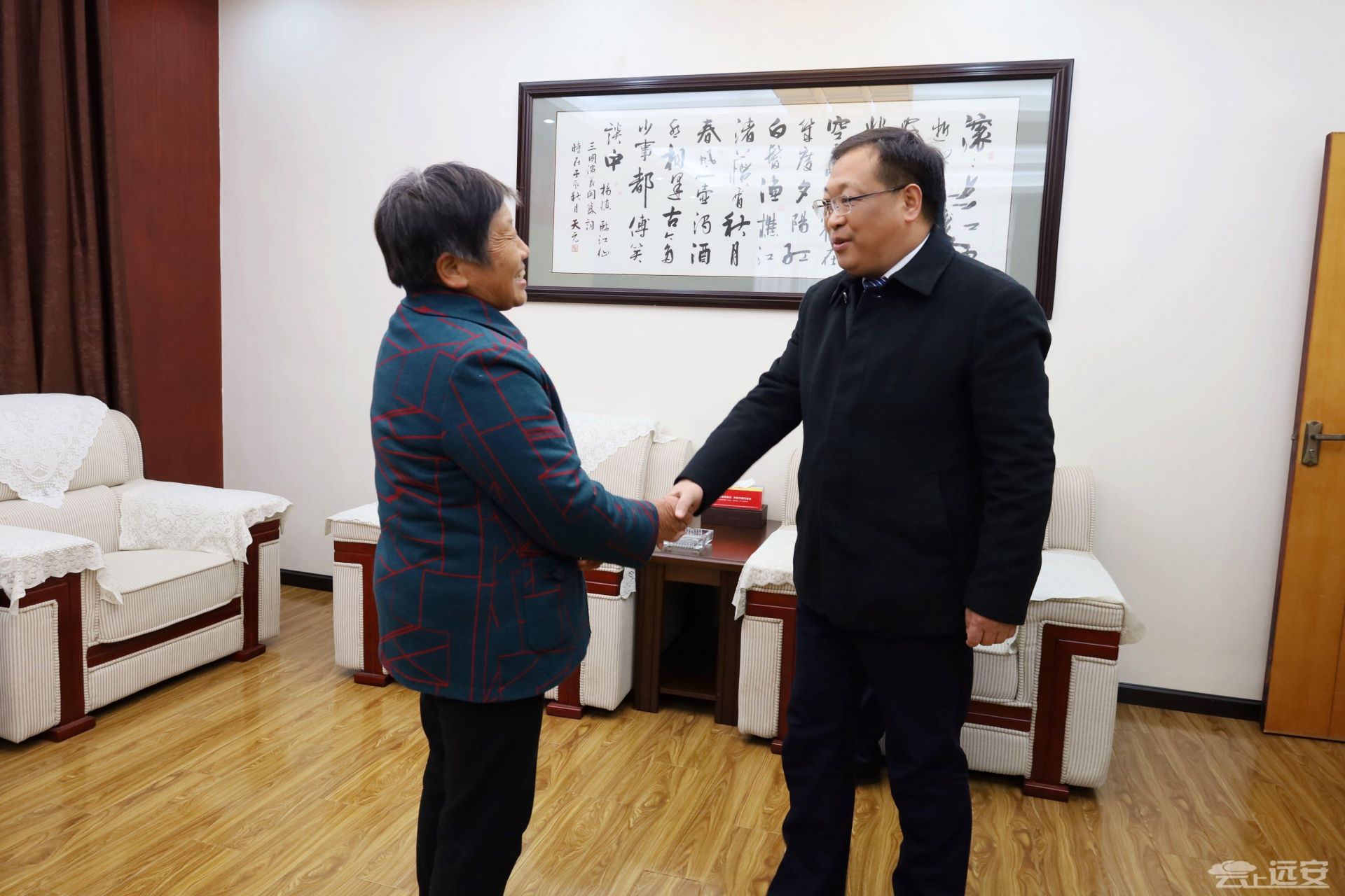 会见中,汤明与易从梅亲切交谈,代表县委县政府向她表示热烈祝贺并致以