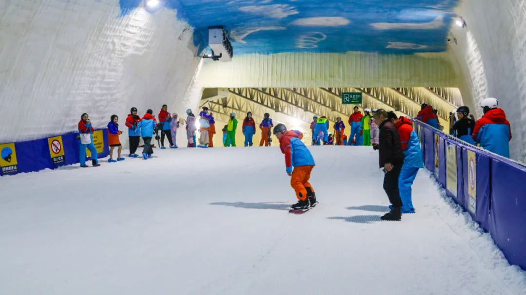 正式开滑 远安武陵峡口景区溶洞四季滑雪场开门迎客
