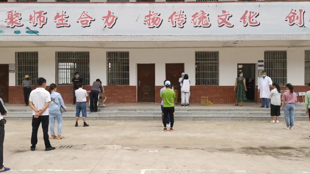 石佛寺镇鸡公岭中学的学生们在抵达学校门口后,经过测温,消毒,登记