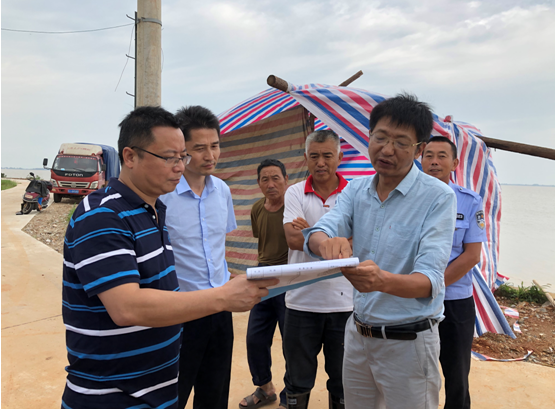 黄冈武穴党旗飘扬映江堤铁纪护航保安澜