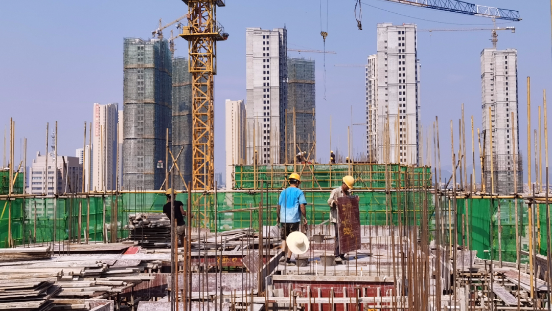 战高温|建筑工人用汗水筑起城市高度