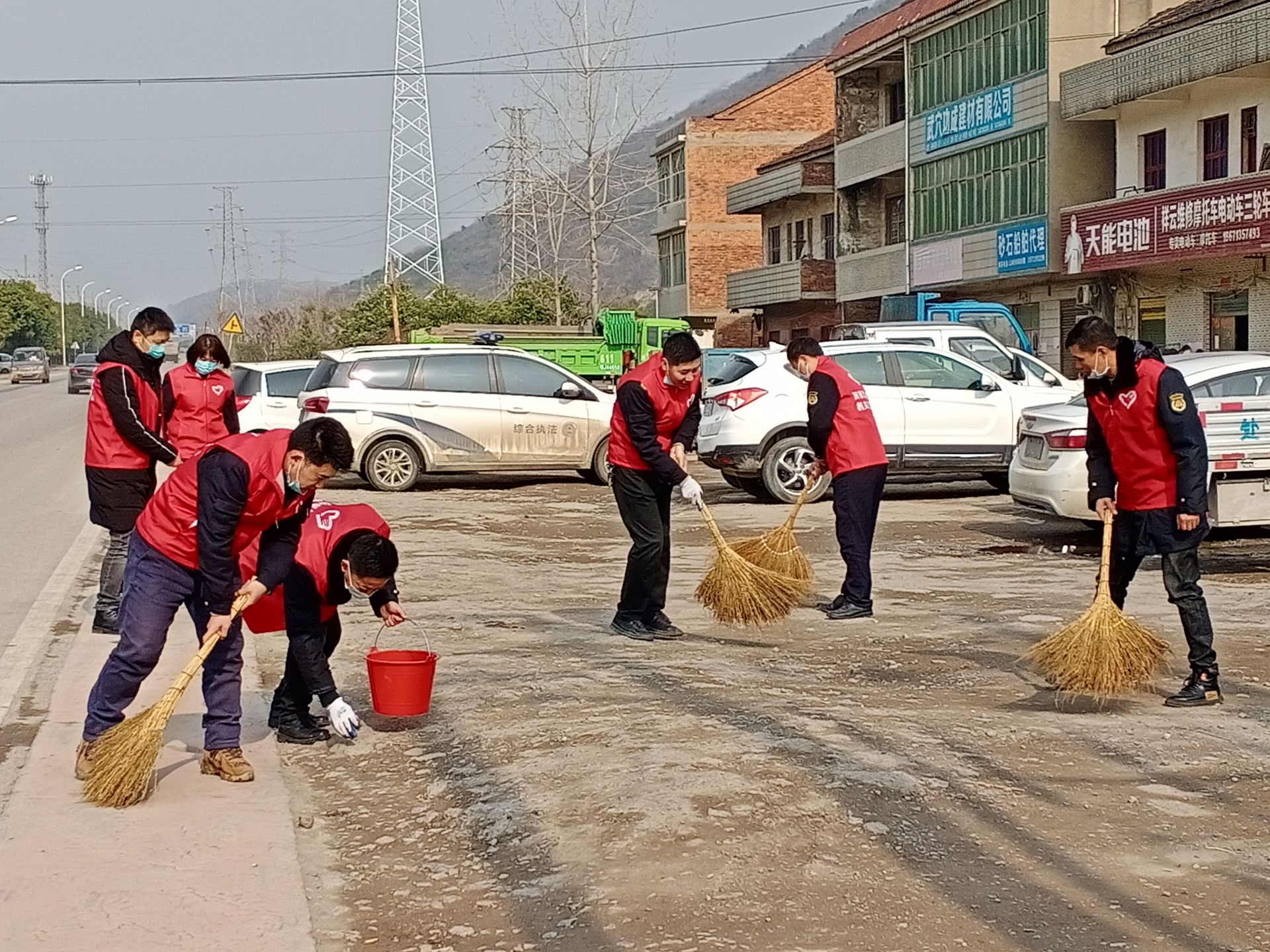 志愿者扫地照片图片