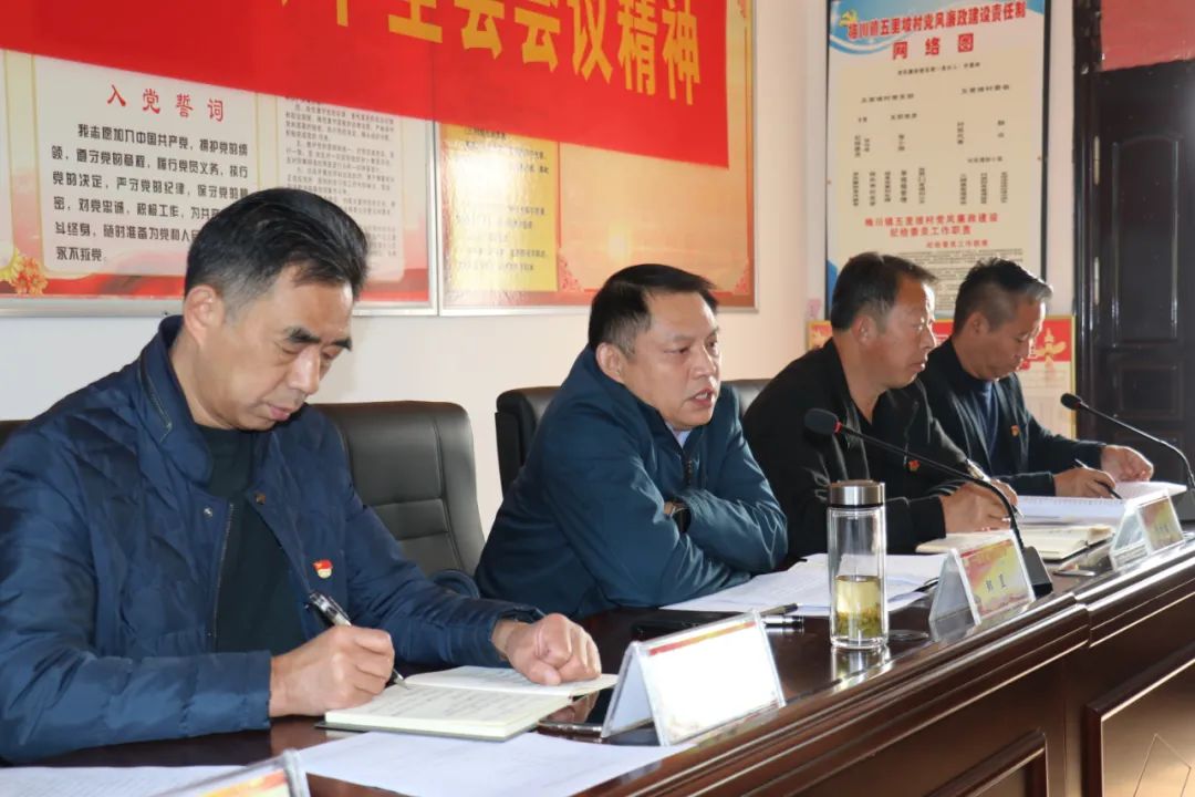 12月9日,梅川镇五里坡村党员活动室内热闹非凡,掌声不断,30多名党员围