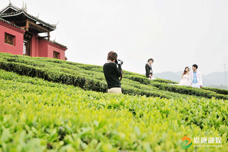 2013年3月31日，在恩施市芭蕉侗族鄉(xiāng)楓香坡風(fēng)情寨，一對(duì)戀人在薩歲祠旁的茶園拍攝婚紗照。.JPG