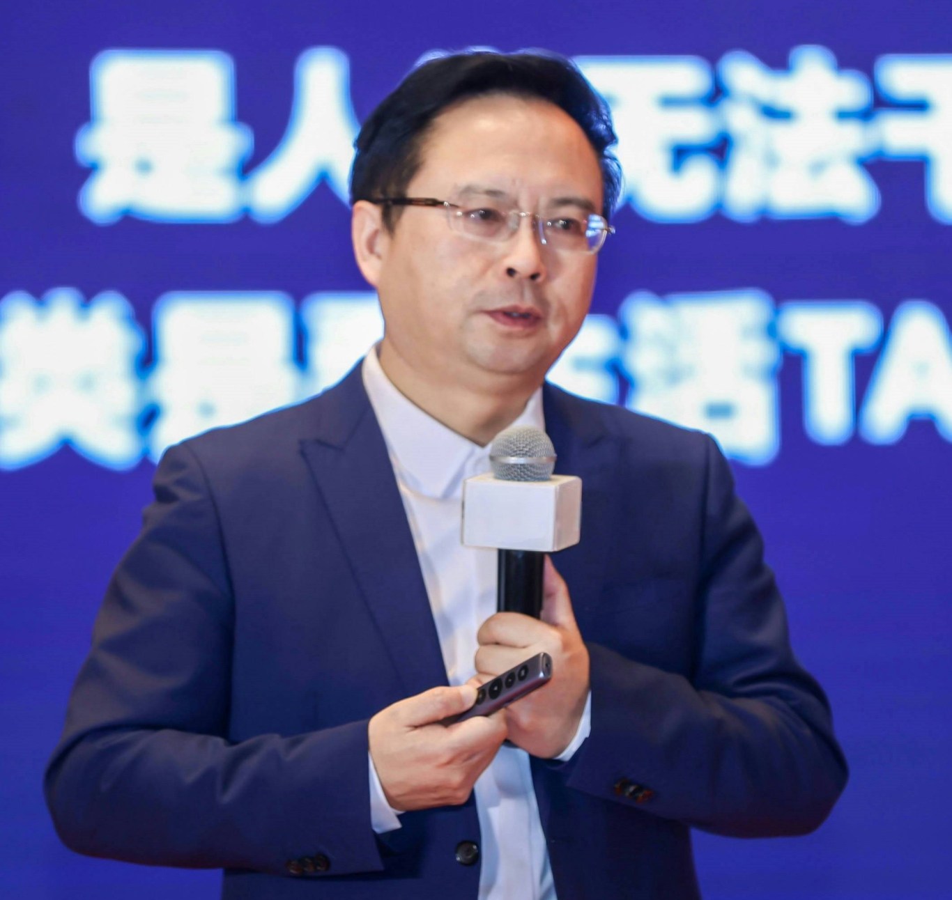 传神语联董事长何恩培_副本.jpg