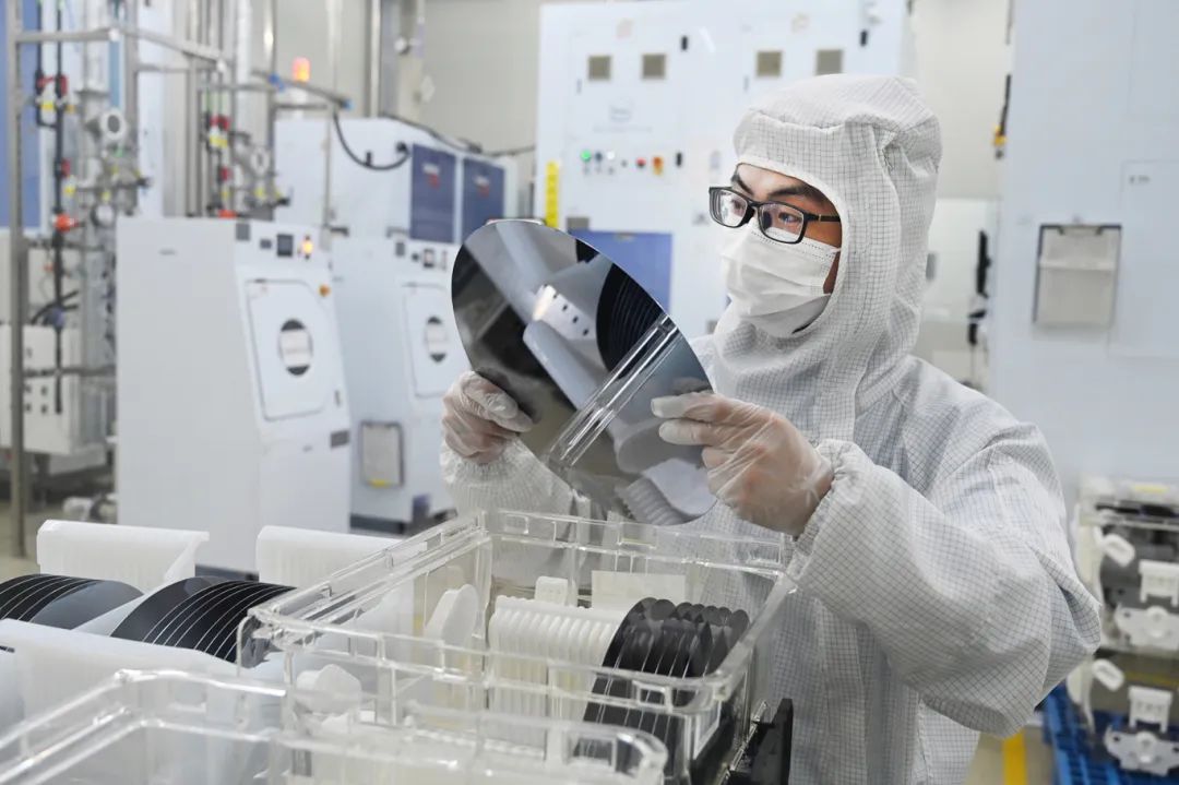 晶芯半导体员工在检查产品.jpg