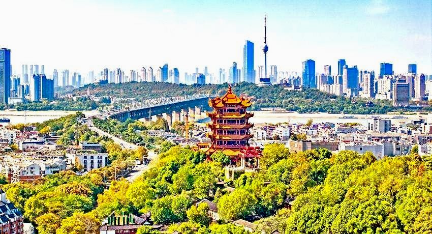 长江大桥与龟蛇二山航拍图，黄鹤楼成为城市地标。